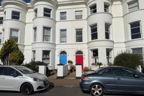 3-bed flat on South Terrace, Littlehampton, BN17, £1,200/mo