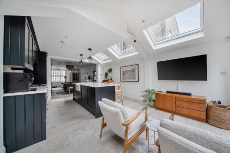 Kitchen/Seating Area