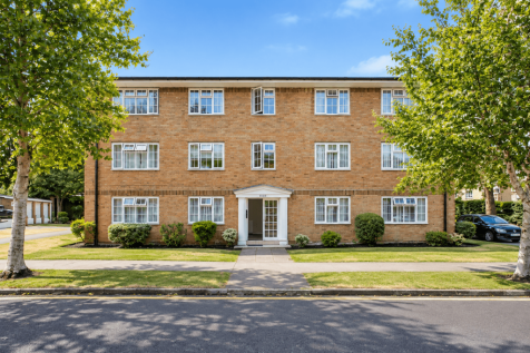 3 bed flat to rent Robin Hood Lane, London SM1 2S