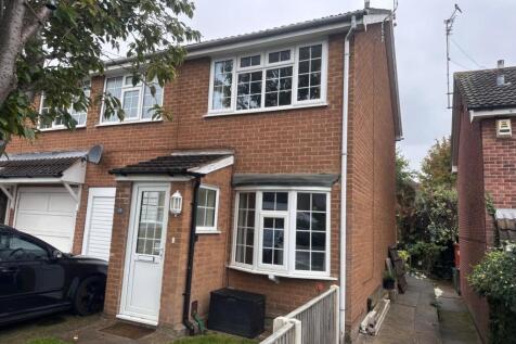 3-bed semi-detached on Myrtle Grove, Beeston, Nottingham, Nottinghamshire, NG9, £1,000/mo