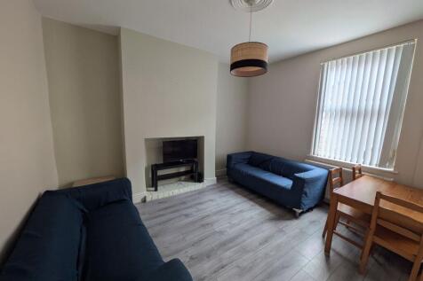 4-bed house on 4 Bed - Blantyre Road L15, £542/mo