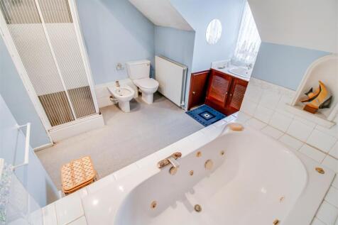 EN SUITE BATHROOM/W.C.