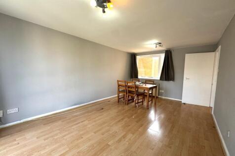 Felixstowe Court, E16 photo 3