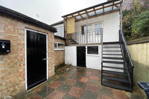 2-bed flat on High Street, Downham Market, £750/mo