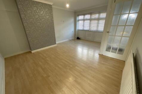 LIVING ROOM 16'2 x 12'4