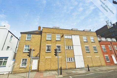 2-bed house on Queens Courtyard Dover CT17, £1,200/mo