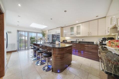 2 Beverley Gardens - UA4PqRnfjFZEH8U9AMrC.jpg