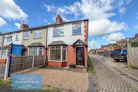 Three Bedroom End Town House with Large Garden