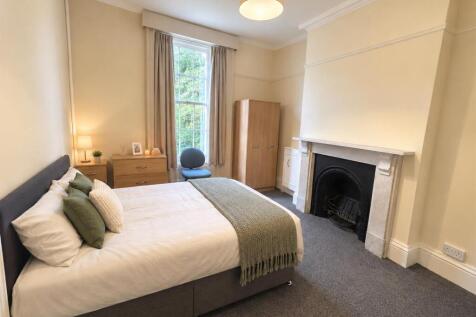 13 Broomgrove Crescent photo 4