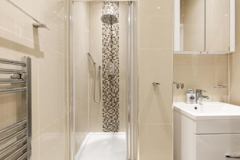 Bathroom 2 (en-suite)