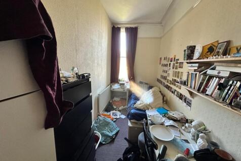 A cozy double bedroom featuring a window that a...