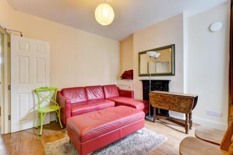 Bright, well-presented living room with a comfo...
