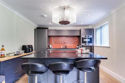 Grnd kitchen Bbar.jpg