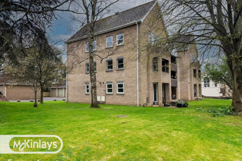 Spacious 2 Bedroom, Top-Floor Apartment with Balc