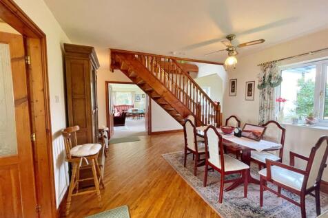 Dining area / hallway