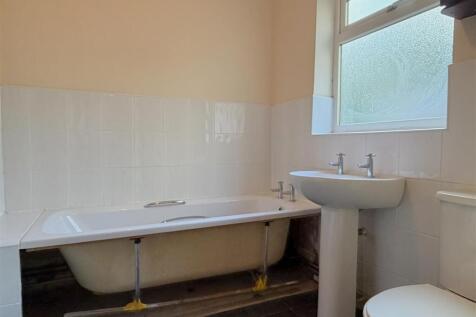 GROUND FLOOR BATHROOM