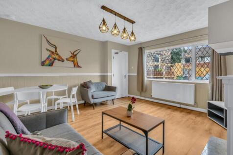 3 bed terraced house to rent Gloucester Rd, Londo