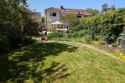 24 Church Road garden 4.jpg