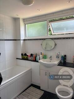 Nobles Way, Egham, TW20 photo 4