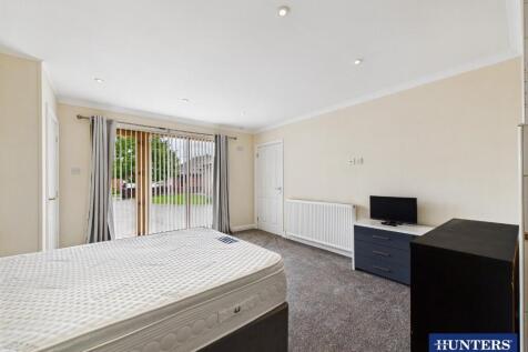 Master Bedroom &amp; Open En-Suite