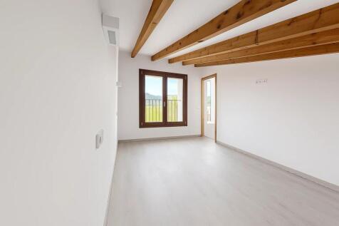 Bright upstairs bedroom