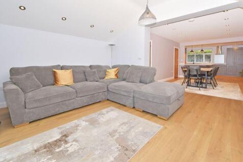 OPEN PLAN LOUNGE/DINING AREA