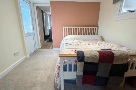 Romsey   School Road   FURNISHED photo 5
