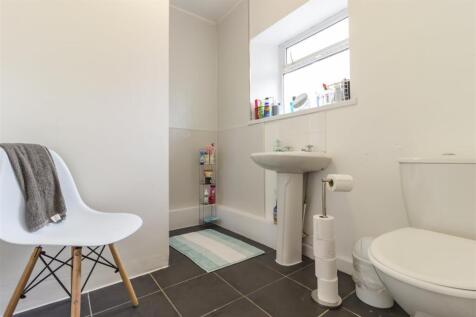 Bright and tidy modern bathroom with window...