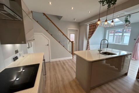 Croftlands, Batley, West Yorkshire, WF17 photo 4