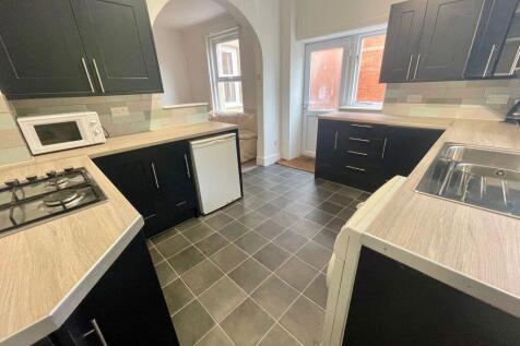 P02851 - STUDENT FIVE DOUBLE BEDROOMS, WINTON photo 3