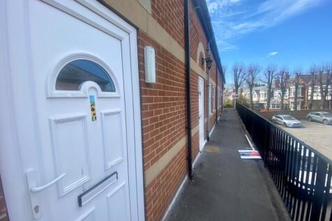 3-bed flat on Lowater Street, Carlton, NG4 1JJ, £1,000/mo