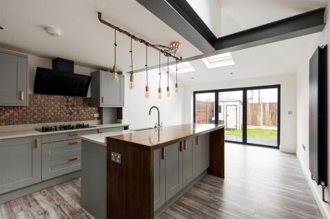 New Road, E4