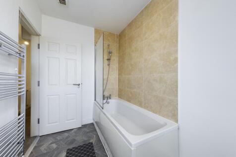 A spacious and well-maintained large bathroom f...