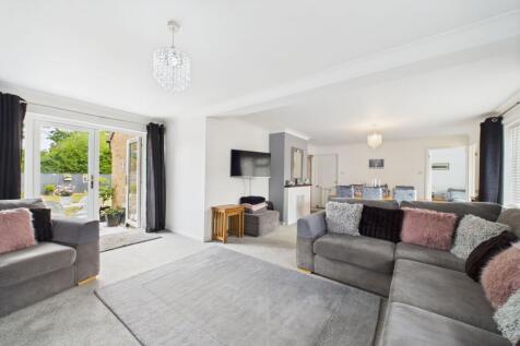 LOUNGE / DINING ROOM