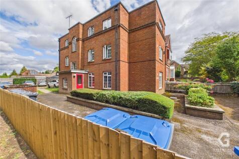 Studio flat on Highfield Road, East Grinstead, West Sussex, RH19, £750/mo
