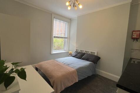 1-bed house on Ashley Road, Poole, Dorset, BH14, £675/mo