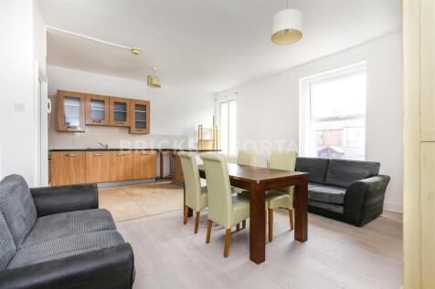 3-bed flat on (£115pppw) Westgate Road, City Centre, Newcastle Upon Tyne, £1,495/mo