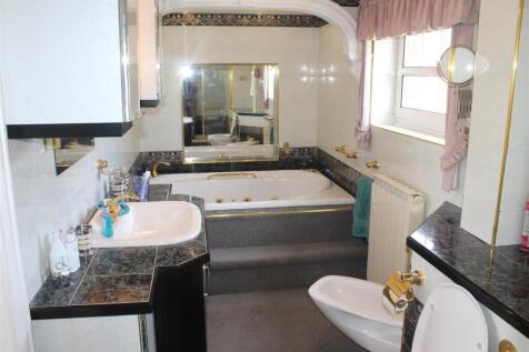 EN-SUITE BATHROOM