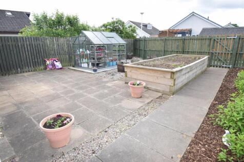 REAR GARDEN 1 .JPG