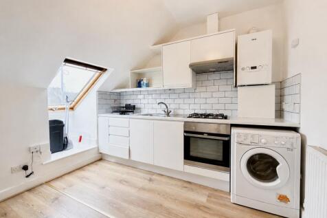 Well-Presented One Bedroom Flat with Open-Plan Li