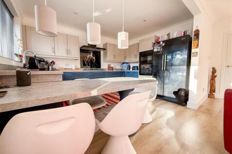 ALTERNATE KITCHEN/DINING AREA VIEW