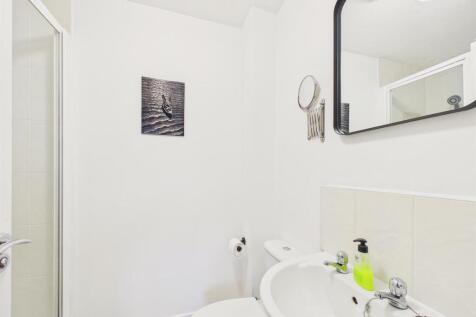 EN-SUITE SHOWER ROOM