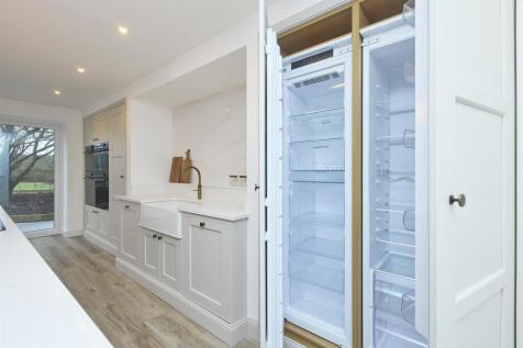 Full height integrated fridge and freezer