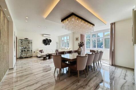 Lounge/dining area