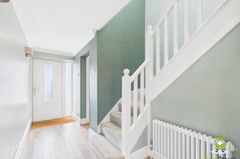 EweMove Estate Agents Basingstoke - Restormel Clos