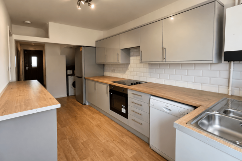 4-bed semi-detached on Rolleston Drive, Lenton, Nottingham, NG7 1JZ, £2,721/mo
