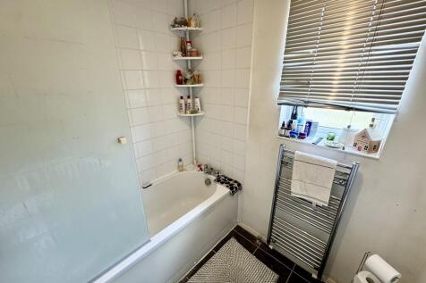 16 Bowers Close -...