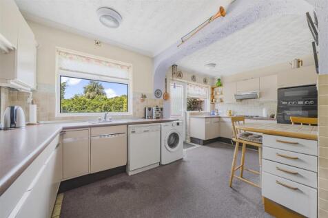 18 Redford Road, SL4 5SS9.jpg