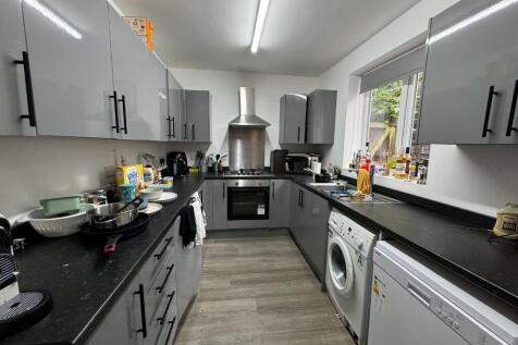 6-bed terraced on Rothesay Avenue, Nottingham, Nottinghamshire, NG7, £3,380/mo