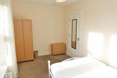 Field Terrace Road, Newmarket - ROOM with utilities included! photo 3